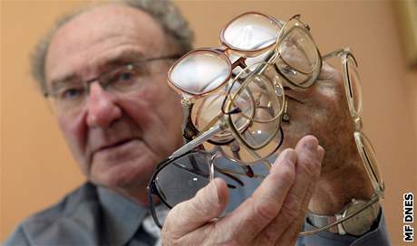 Bohumír Reidl z Kunovic drí ást nasbíraných brýlí pro Afriku