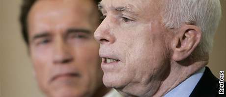Johna McCaina (vpravo) podpoil Arnold Schwarzenegger