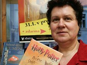 Vladimíra Fierová instaluje do výlohy makety eské verze knihy Harry Potter a Relikvie smrti
