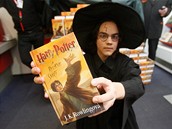Zájemci o p�lno�ní prodej knihy Harry Potter a relikvie smrti