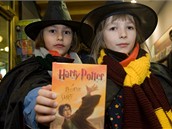 Zájemci o eskou verzi knihy Harry Potter a Relikvie smrti si odnáejí první výtisky