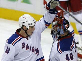 Rangers: Marc Staal (vlevo) a Steve Valiquette