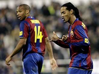 Barcelona: Henry (vlevo) a Ronaldinho