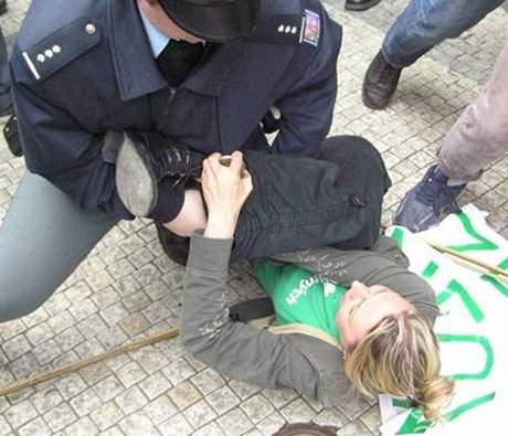 Zásah policist proti Katein Jacques