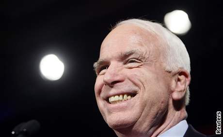 John McCain u o sob mluví jako o republikánském kandidátovi.
