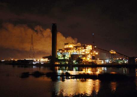 Celou budovu cukrovaru v Port Wentworthu zachvátil poár. (8. února 2008)