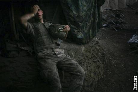 World Press Photo 2008 - vyerpan americk vojk v Afghnistnu