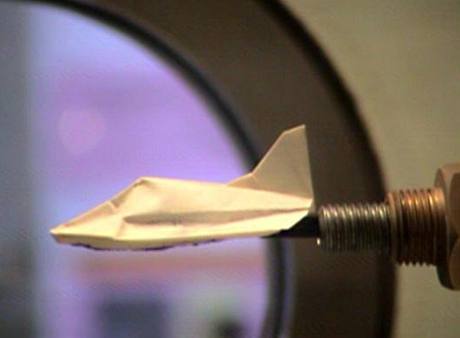 Miniaturní Origami raketoplán v hypersonickém tunelu