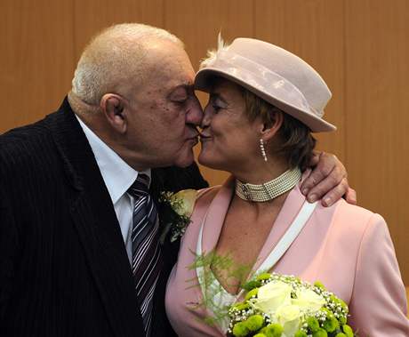 Herec a kaskadér Zdeněk Srstka se 1. února oženil se svou o čtrnáct let mladší partnerkou Alenou Dvořákovou v obřadní síni v Újezdě nad Lesy v Praze 9. 