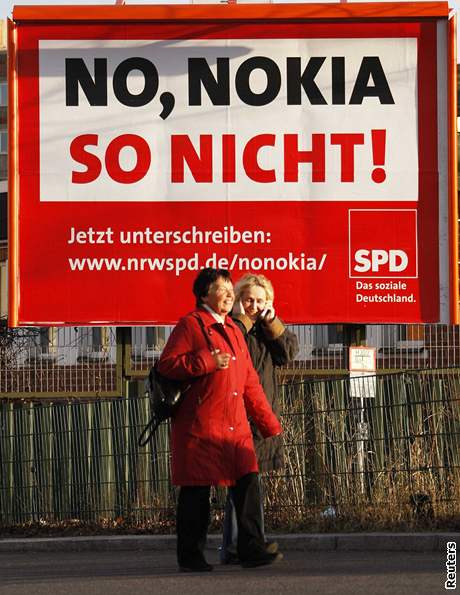 Plakát protestující proti uzavení továrny, na kterém stojí: "Takhle ne, Nokie!" 