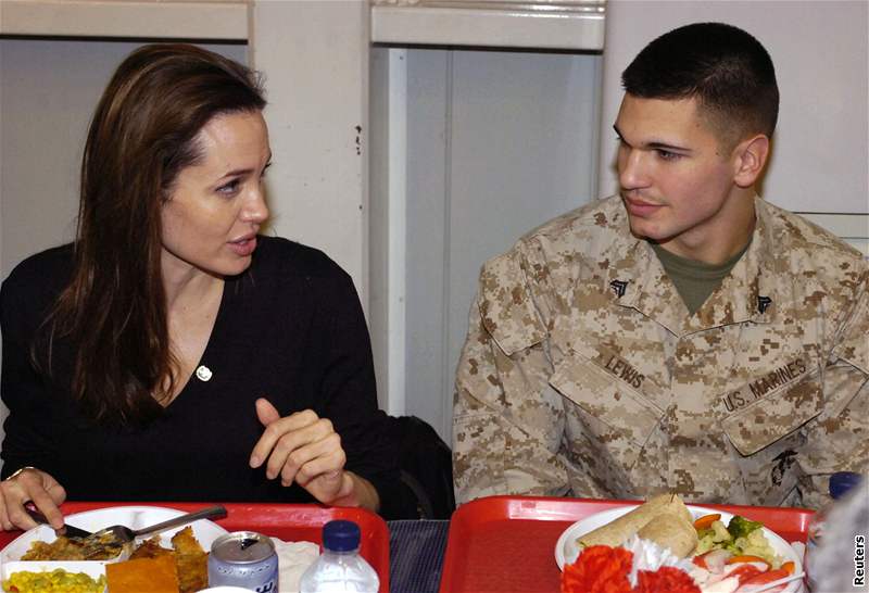 Angelina Jolie v Iráku pi rozhovoru s vojákem z amerického námonictva
