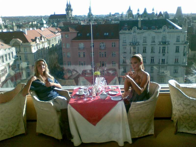 Táa Kuchaová a Petra Nmcová v hotelu Intercontinental pi natáení videoklipu o Praze