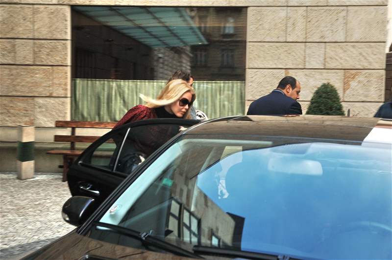 Claudia Schifferová nastupuje krátce ped devátou ranní do pistaveného vozu ped hotelem Four Seasons