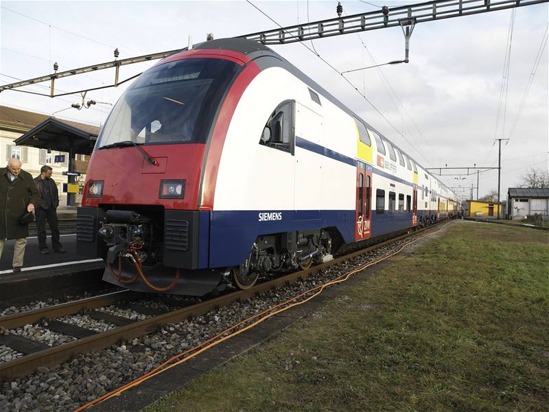 Po výcarských kolejích se prohání dvoupodlaní Desiro z eska