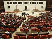 Turecký parlament povolil muslimské átky na univerzitách.