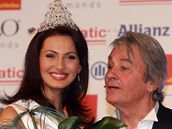 Vítzka finále soute eská Miss 2008 Elika Buková pijímá gratulaci od pedsedy poroty, francouzského herce Alaina Delona
