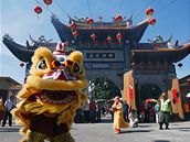 Mu� v masce �ínského draka slaví p�íchod lunárního nového roku