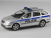 Policejní auto ve stíbrné barv s modrým pruhem