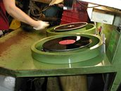 Závod na výrobu vinylových desek v Lodnicích.