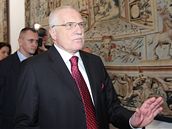 Václav Klaus odchází ze panlského sálu
