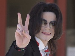 Michael Jackson odchz s vtznm gestem od soudu