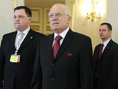Prezident a prezidentský kandidát Václav Klaus s obanským prkazem v ruce pichází na spolenou schzi obou komor parlamentu (8. 2. 2008)