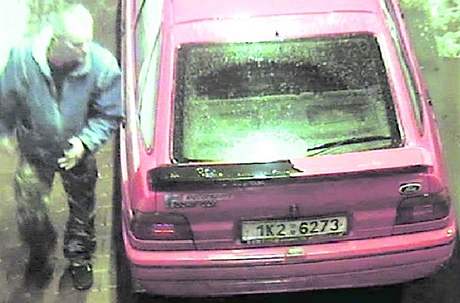 Záznam z kamery od pumpy, kde Pavel Grepl ukradl benzin.