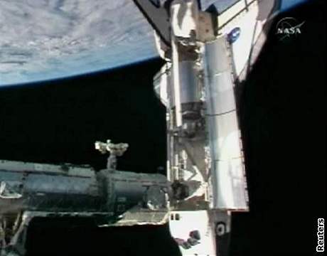Atlantis pivezl na ISS vdeckou laborato i erstvého astronauta.