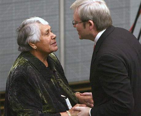 Dva svty: Australský premiér Kevin Rudd a Austrálka Lowitja O'Donoghue. Australská vláda se domorodcm omluvila za odebrání 50 tisíc dtí jejich rodinám v minulosti.