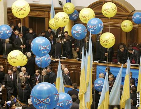 Poslanci ukrajinskho parlamentu sleduj barevn balonky 