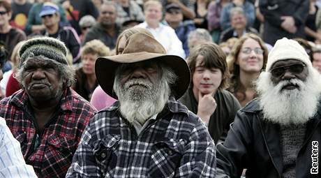 Aboriginov sleduj australskho premira Kevina Rudda (13. 2. 2008)