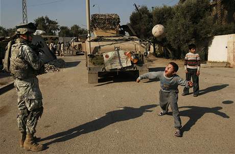 Malí Iráané hrají s americkým vojákem v Bagdádu fotbal (13. 2. 2008)