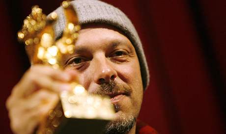 Reisér José Padilha, reisér filmu Tropa de Elite, pózuje na festivalu Berlinale s hlavní cenou - Zlatým medvdem. (16. února 2008)