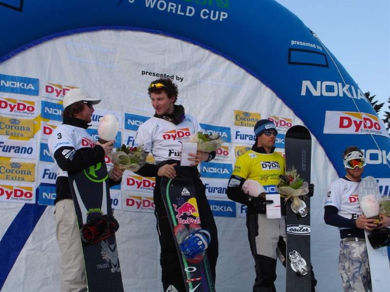 Na nejvyí stupe vítz se Michal Novotný dokáe probojovat i mezi profesionálními snowboardisty