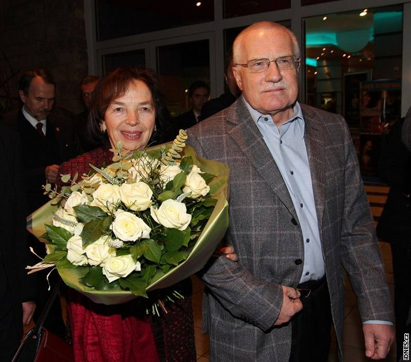 Prezident Václav Klaus se svou chotí Livií pichází do praské restaurace Kogo, kde spolu s rodinou a páteli oslavoval 15. února své znovuzvolení do ela státu.