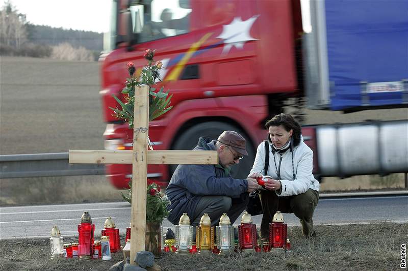 Dodávka, ve které jelo osm lidí, byla po stetu s kamionem zcela zdemolovaná.