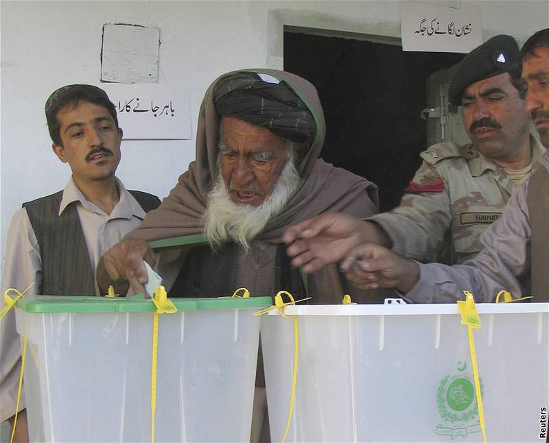 Obyvatelé jediné muslimské jaderné velmoci hlasují.
