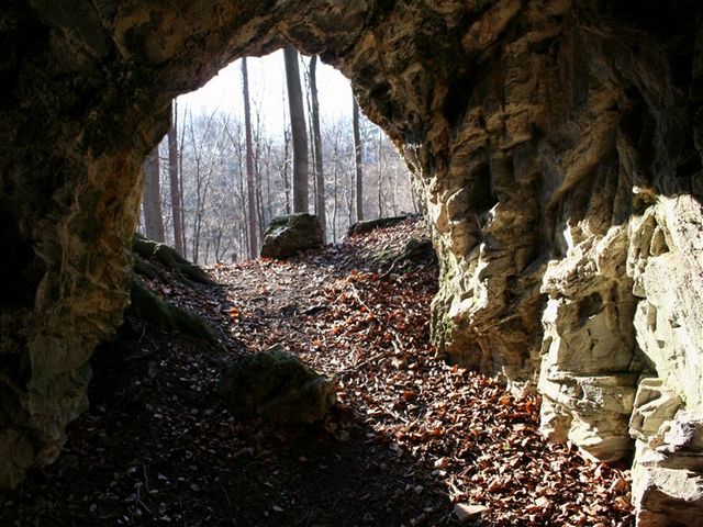 Najdete tu dva paralelní jeskynní tunely a adu meních jeskynk i slepých výklenk.