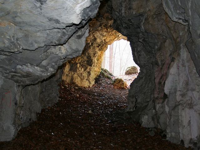 Najdete tu dva paralelní jeskynní tunely a adu meních jeskynk i slepých výklenk.