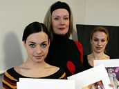 Zleva hereky Radka Coufalová-Vidláková, Alena Antalová a Johana Gazdíková se 14. února v Brn zúastnily tiskové konference k prevenci rakoviny prsu a pedstavily kostýmy, v nich se objeví v kalendái.