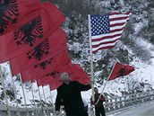 Kosovtí Albánci slaví po oznámení zítejího vyhláení nezávislosti. (16. února 2008)