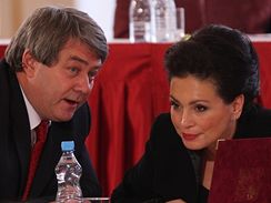 Předseda KSČM Vojtěch Filip rozmlouvá s Janou Bobošíkovou. (15. února 2008)