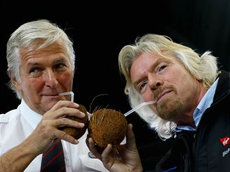Richard Branson pije z kokosu s kapitnem prvnho letadla na biopalivo