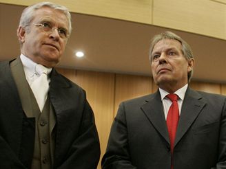 Johann Schwenn (vlevo), obhjce Klause Volkerta