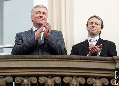 Premiér Mirek Topolánek a primátor Pavel Bém na balkonu paláce Kinských, 25. února 2008