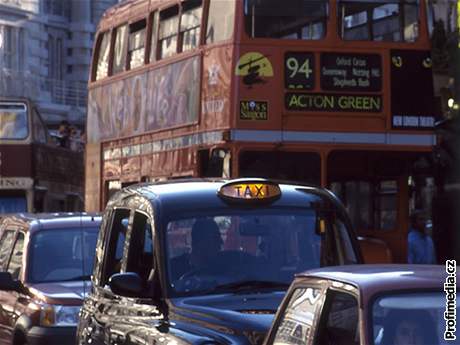 Londýnské autobusy pestanou být pro lidi s nízkým píjmem levnjí. Ilustraní foto