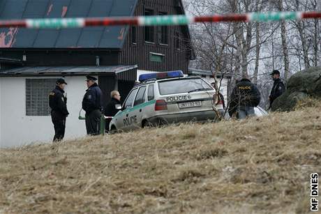 Policie prohledává okolí penzionu Jizerka v Nové Vsi nad Nisou (26.2.2008)