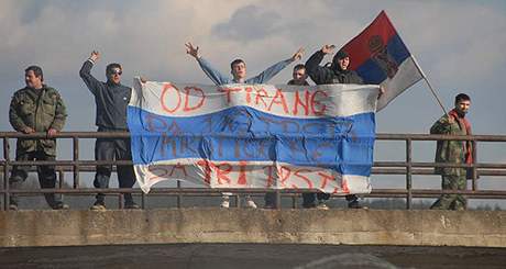 Srbtí demonstranti na kosovské hranici