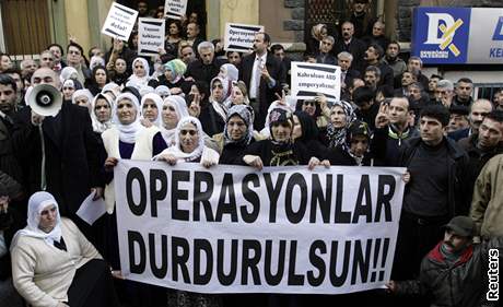 V Istanbulu protestovali proti ofenziv pznivci kurdsk Strany pro demokratickou spolenost.