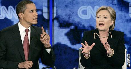Ještě za „války“. Barack Obama a Hillary Clintonová v jedné z předvolebních televizních debat. Tehdy se hádali, dnes se prezentují jako jeden tým.
